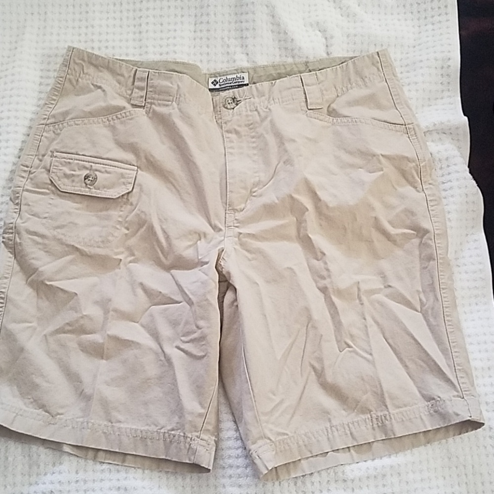 Columbia khaki Shorts